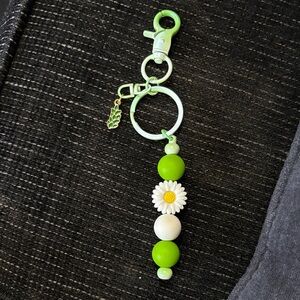Green and White Daisy Keychain
